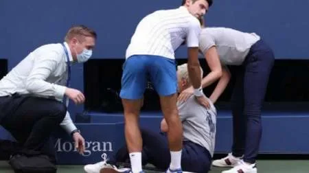 Novak Djokovic descalificado del US Open por pegar un pelotazo a una jueza de línea