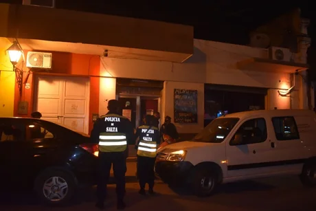 Pese a la cantidad alarmante de muertos, anoche clausuraron una fiesta clandestina en Salta Capital