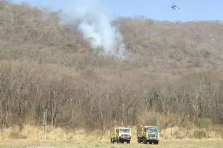 Continúan las tareas para controlar el fuego en la zona norte de Capital