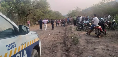 Más de 500 personas presenciaban una carrera de caballos: casi todos escaparon cuando llegó la Policía