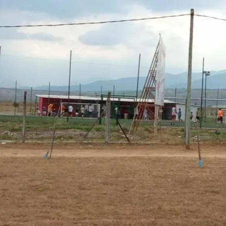 Grupos de jóvenes jugando al fútbol 5. Foto de Marita Quinteros