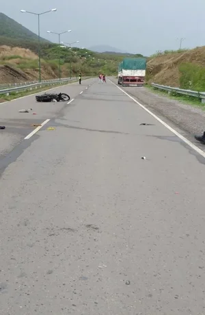 Motociclista chocó contra un camión y murió