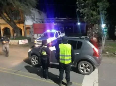 Durante la noche del viernes sancionaron a cientos de personas por no cumplir con las medidas de distanciamiento