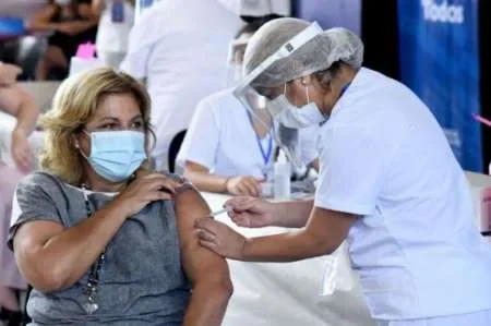 Coronavirus: pueden sacar turnos para vacunarse los mayores de 60 años