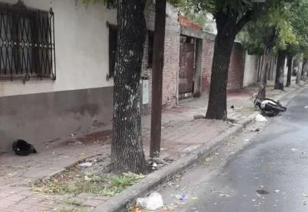 Joven chocó contra un árbol y murió