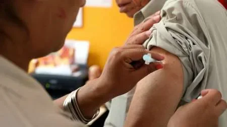 Debe haber 14 días de diferencias en la colocación de la vacuna contra el coronavirus y la antigripal