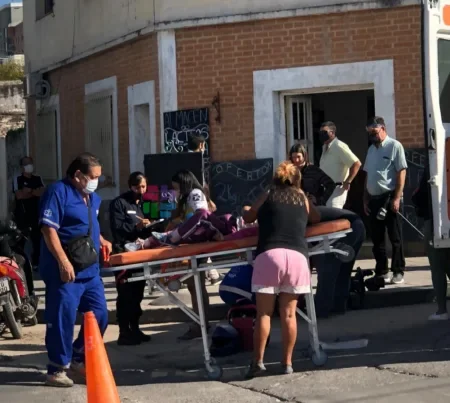 Remis embistió una motocicleta y dos menores resultaron lesionados