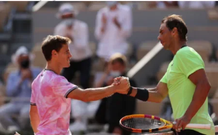 El "Peque" saludando a Rafa al finalizar el partido