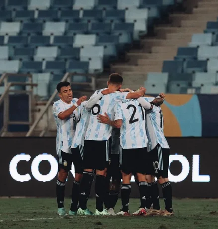 Argentina goleó 4-1 a Bolivia y se clasificó primero del grupo