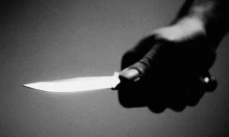 Echó a su hija de la casa, y como no se quiso ir, la atacó con un cuchillo