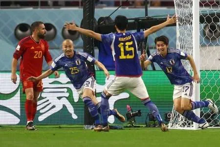 Japón derrotó a España, clasificó a los octavos de final y eliminó a Alemania