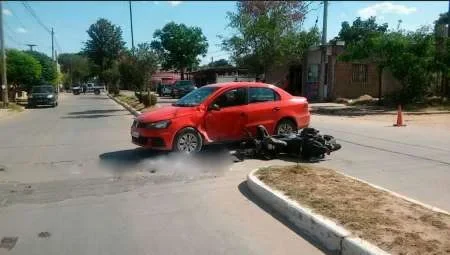 Motociclista muere tras ser embestido por un automóvil