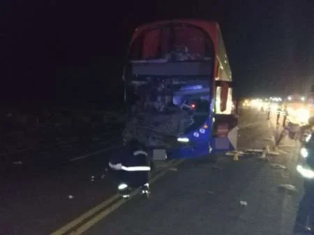 Falleció el chofer de un colectivo de larga distancia que chocó contra un camión