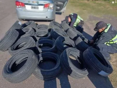 Atrapada cuando llevaba de contrabando 18 cubiertas nuevas escondidas en su automóvil