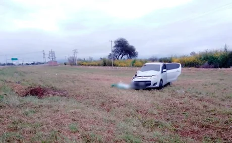 Investigan la muerte de un hombre tras el vuelco de un automóvil en Cerrillos