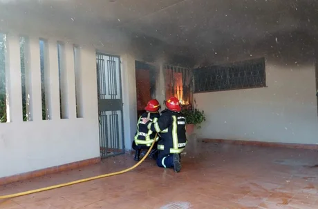 Bomberos sofocaron un importante incendio en una vivienda del barrio Tres Cerritos