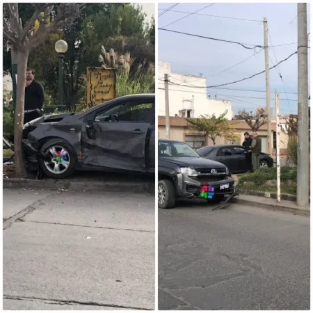 Fuerte choque en el macrocentro salteño: un auto terminó dentro de una plaza