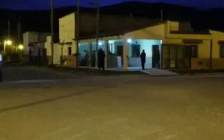 Horror en barrio Mosconi: atropelló y mató a su esposa cuando sacaba su auto