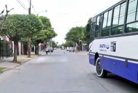 Viajaba con su esposa e hijo en una motocicleta y chocaron contra un colectivo