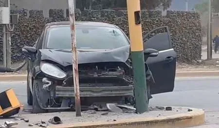 Perdió el control del auto y chocó contra un poste y un semáforo