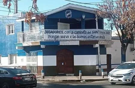 Arde Juventud Antoniana: colgaron una bandera en la puerta del club amenazando a los jugadores