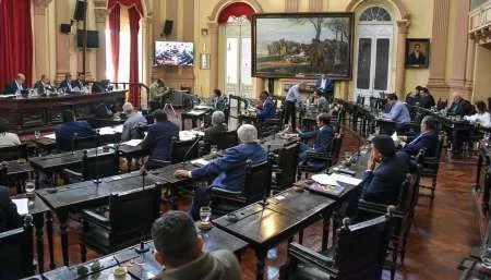 Senadores aprobó un proyecto de ley para reducir el uso del papel en la Administración Pública