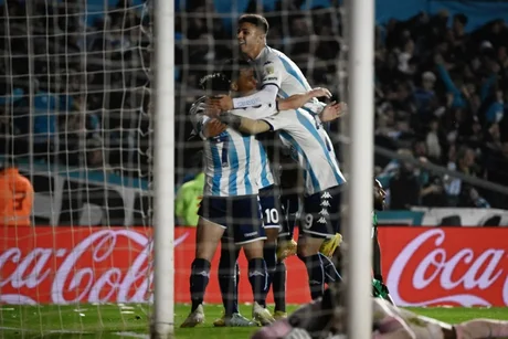 En un partido electrizante, Racing derrotó a Atlético Nacional y pasó de fase