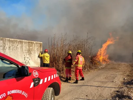 Bomberos lograron controlar un feroz incendio en el sur de la ciudad de Salta