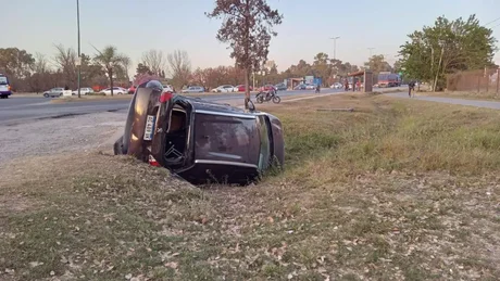 Dos personas hospitalizadas tras un vuelco en la rotonda de Limache