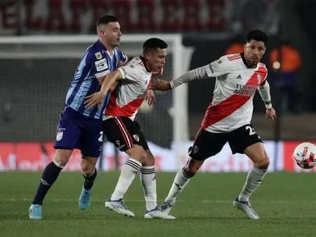 A qué hora juega River