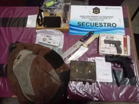 Detienen a un joven que caminaba por Villa Juanita mostrando un arma de fuego de mentira