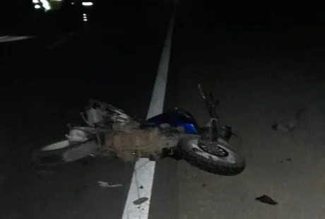 Motociclista muere tras un siniestro vial, y otro lucha por su vida