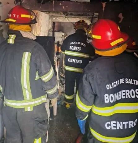 Bomberos rescataron a una mujer y a sus mascotas atrapadas en un incendio