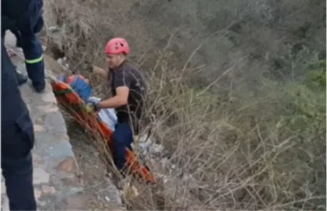 Rescatan a dos adolescentes que cayeron por el cerro San Bernardo