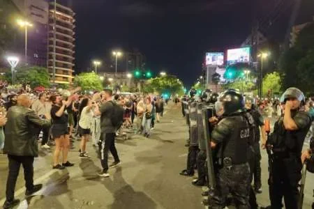 La primera represión de la era Milei tuvo lugar en Córdoba: brutal ataque de la policía en un cacerolazo