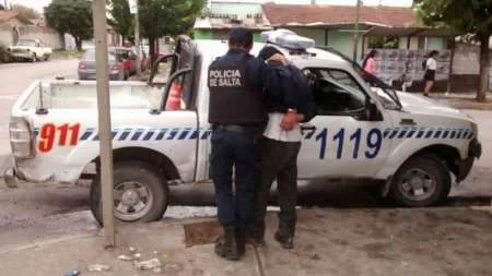 Detienen a un joven que se encargaba de robar medidores de agua en un barrio salteño