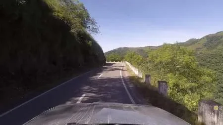 Una camioneta desbarrancó en La Caldera: tuvieron que rescatar a una mujer y sus dos hijos