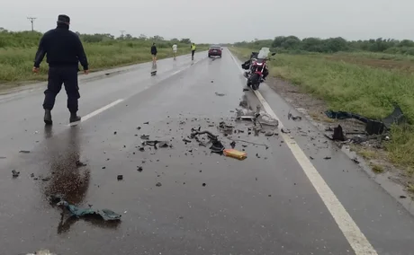 Choque entre un auto y una motocicleta deja una mujer muerta y un hombre internado en grave estado