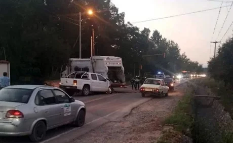 Fuerte choque entre un camión y una camioneta en La Merced: una persona tuvo que ser hospitalizada