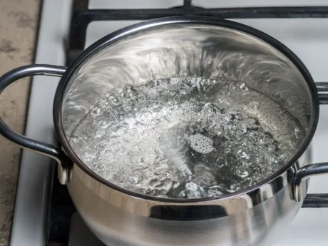 Discutió con su exnuera y le tiró agua hirviendo a su nieto de 8 años: el menor resultó con serias quemaduras