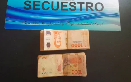 Un hombre olvidó su mochila en un local de comida y le sacaron 200 mil pesos