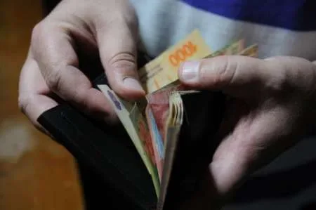 Los salarios aumentaron 150% en 2023, pero perdieron un 20% contra la inflación