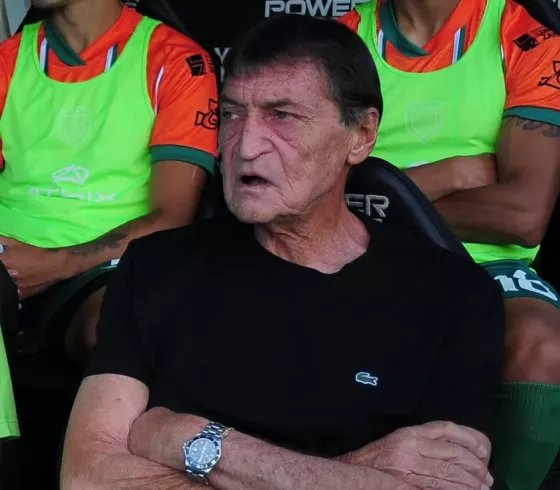 Se descompensó el entrenador Julio César Falcioni y fue internado de urgencia