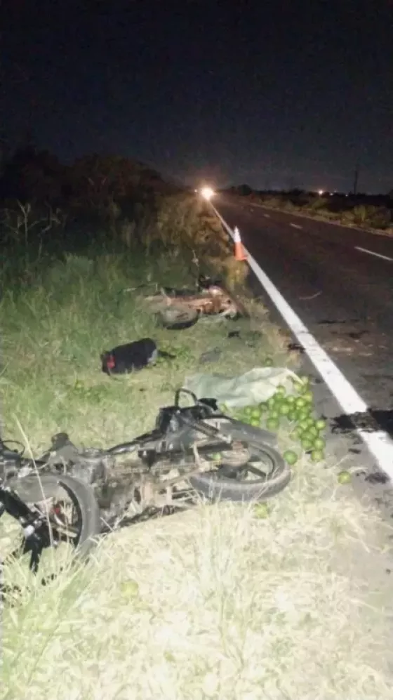 Dos motociclista chocaron de frente y un joven murió