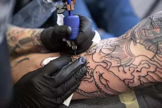 ¿Recién se acuerdan? diputados quieren que los locales que hagan tatuajes o piercing cumplan con normas sanitarias