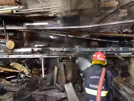 Se incendió una herrería en el barrio Policial