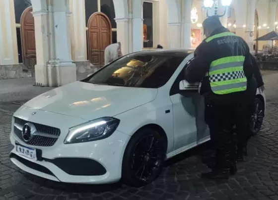 Se hacía el fachero y le salió mal: la Policía de Salta le quitó un Mercedes Benz por un pedido de quiebra