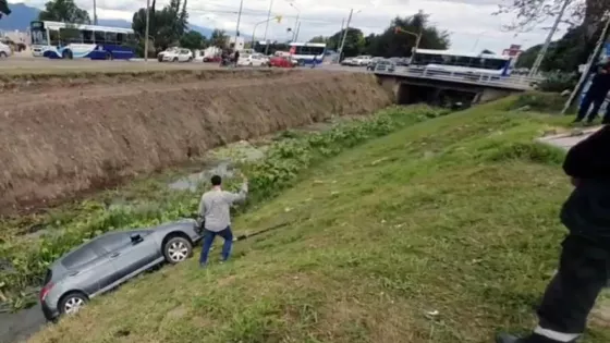 Una mujer perdió el control de su auto y terminó cayendo dentro del canal de avenida Juan XXIII