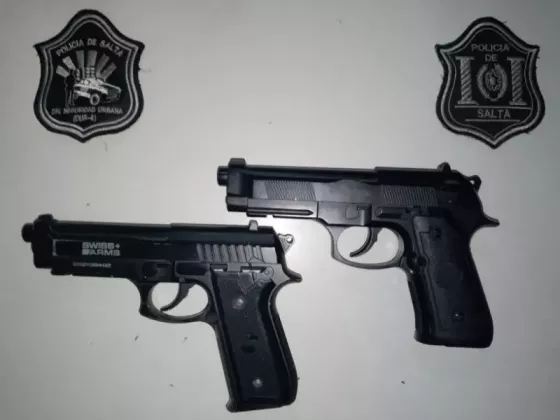 Demoraron a una mujer que estaba haciendo disturbios con dos pistolas de aire comprimido