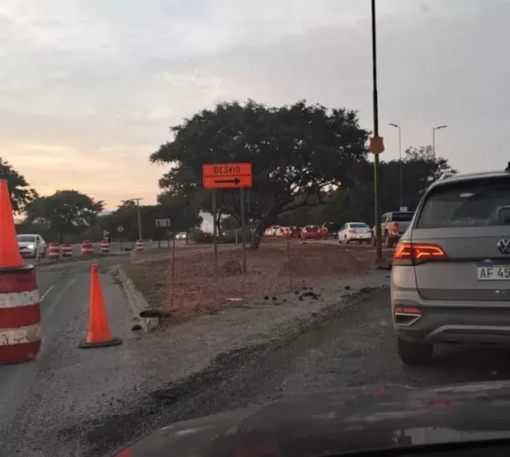 Choque en cadena en el ingreso a La Almudena: una mujer se habría dormido al volante